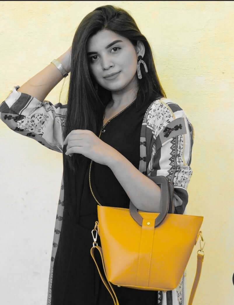 Voyage Yellow / Black - Leftover women's shoulder bag in black by Bag X
